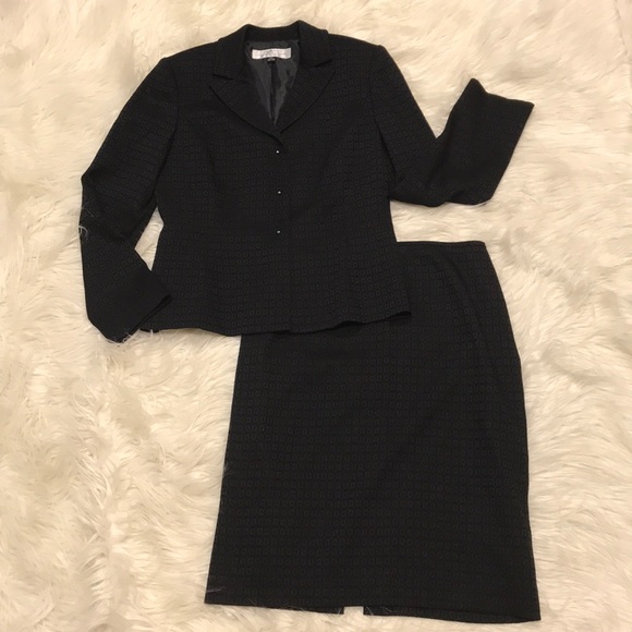 Tahari Dresses & Skirts - Tahari skirt set